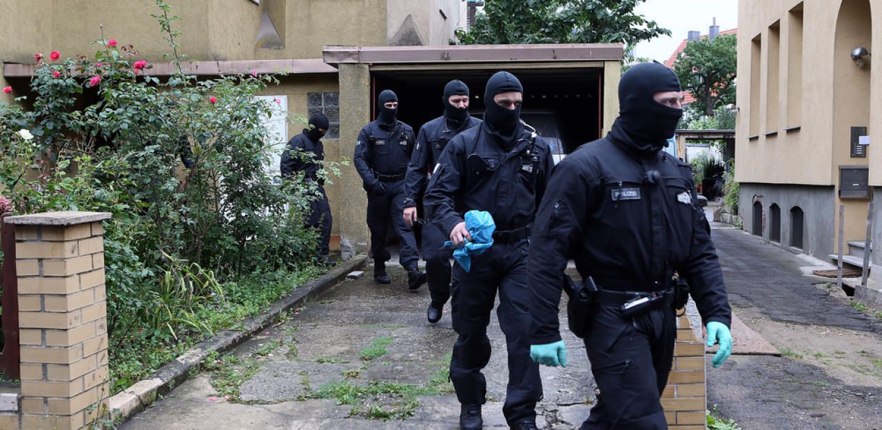 Heute.at - Polizei findet Waffen bei Razzia bei Linksextremen