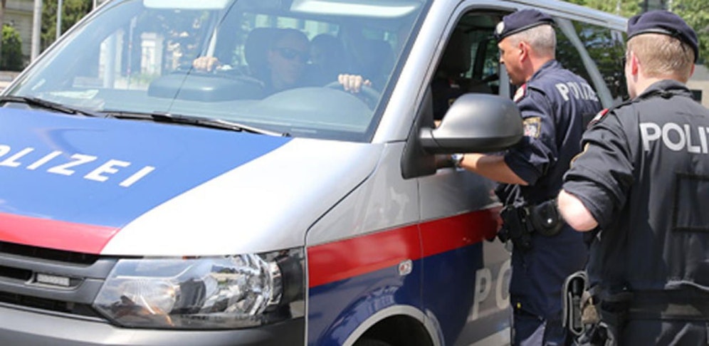 (Symbolbild) Die Polizei fuhr bei der Volksschule vor und nahm die Personalien des tobenden Tschetschenen auf.