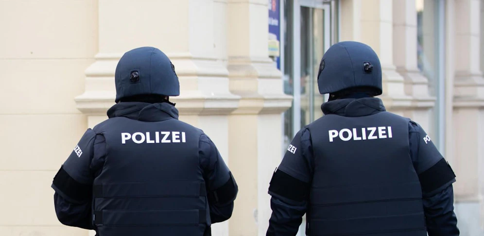 Nachdem ein 73-Jähriger auf zwei Polizeibeamte einstechen wollte, feuerte einer von ihnen einen Schuss ab. (Symbolfoto)