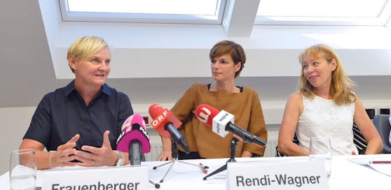 Stadträtin Sandra Frauenberger, Ministerin Pamela Rendi-Wagner und WGKK-Obfrau Ingrid Reischl eröffneten das neue Primärversorgungszentrum in der Donaustadt.