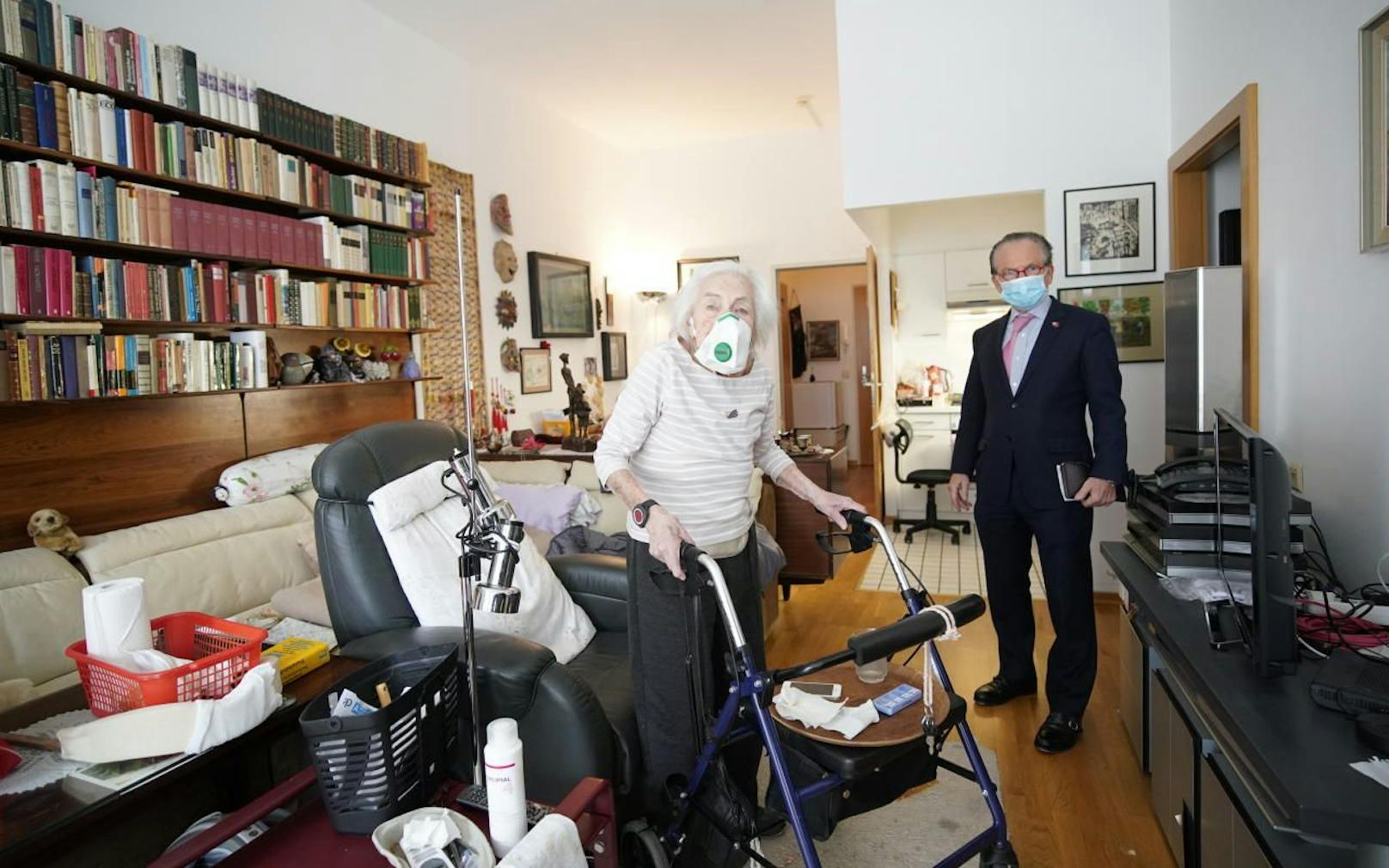 Anwalt Georg Zanger mit seiner 96-jährigen Mama Ernestine, die sich mit dem Corona-Virus angesteckt hat.