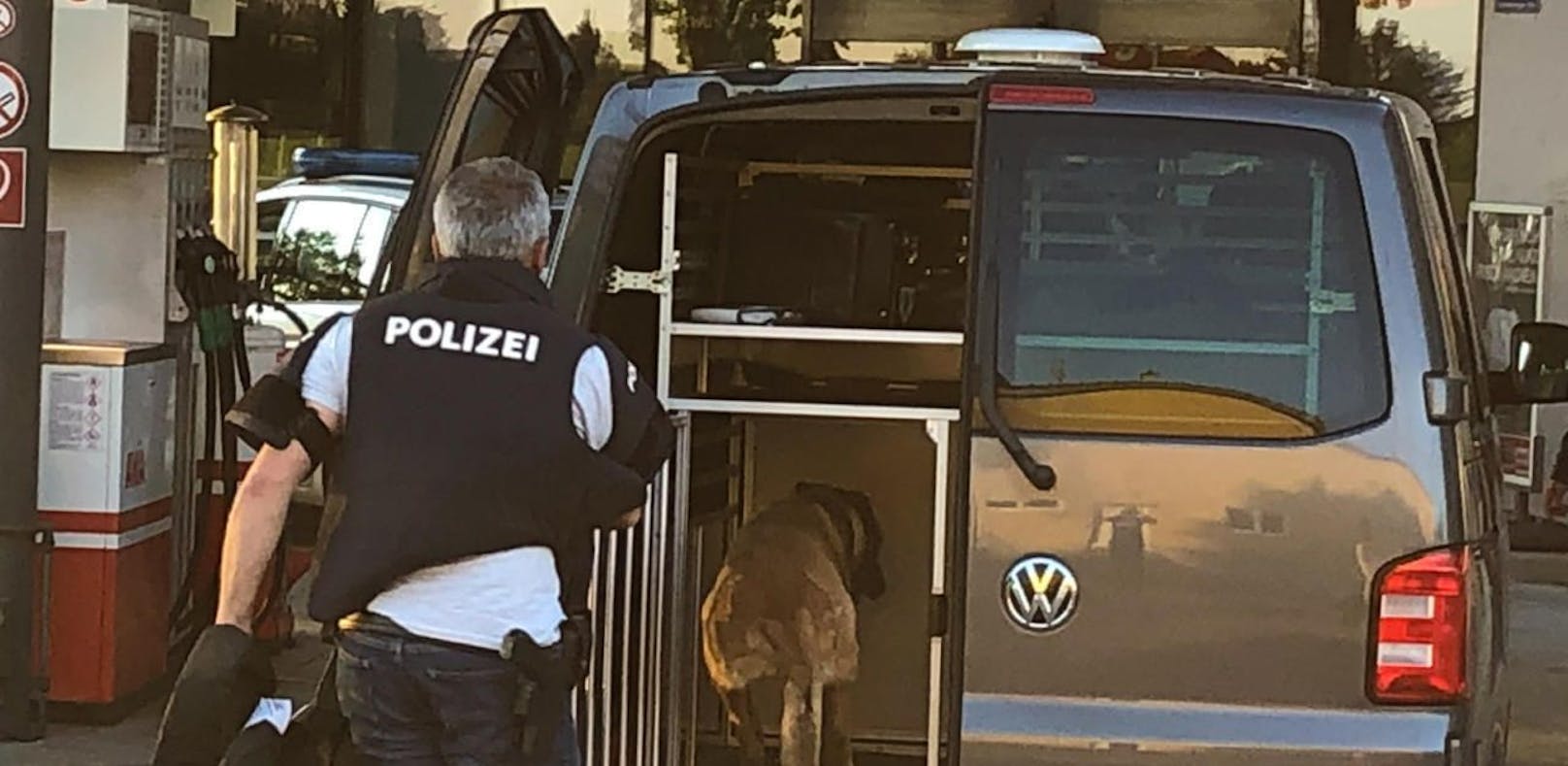 Ein bewaffnetes Trio hat Sonntagabend eine AVIA-Tankstelle in Aurolzmünster (Bez. Ried) überfallen. Die Polizei leitete eine sofortige Fahndung ein.