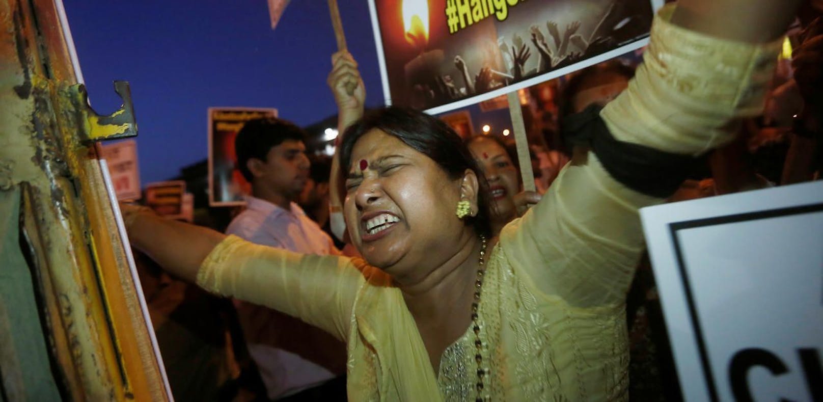 Eine Frau protestiert am 25. April nach der Vergewaltigung einer 10-Jährigen.