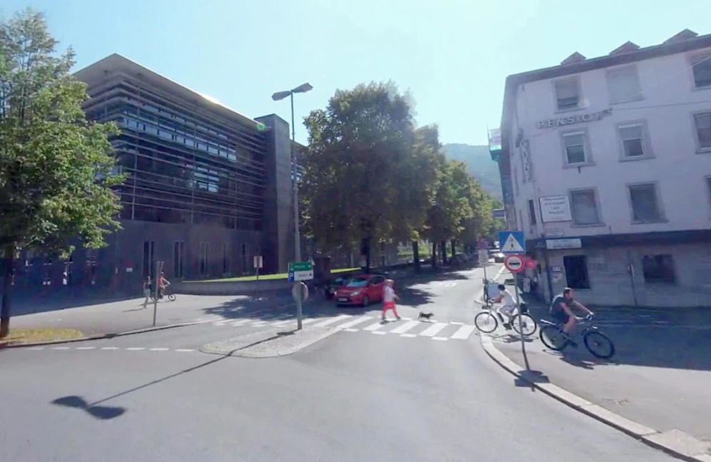 Blick in die Schillerstraße vom Kreisverkehr am Bahnhof Bregenz Hafen aus.