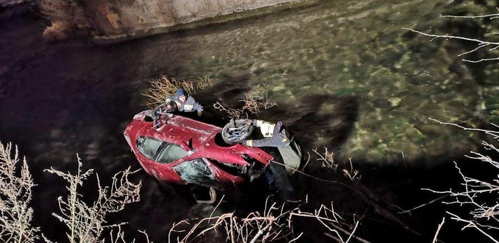 Die Feuerwehr barg das Auto aus dem Fluss.