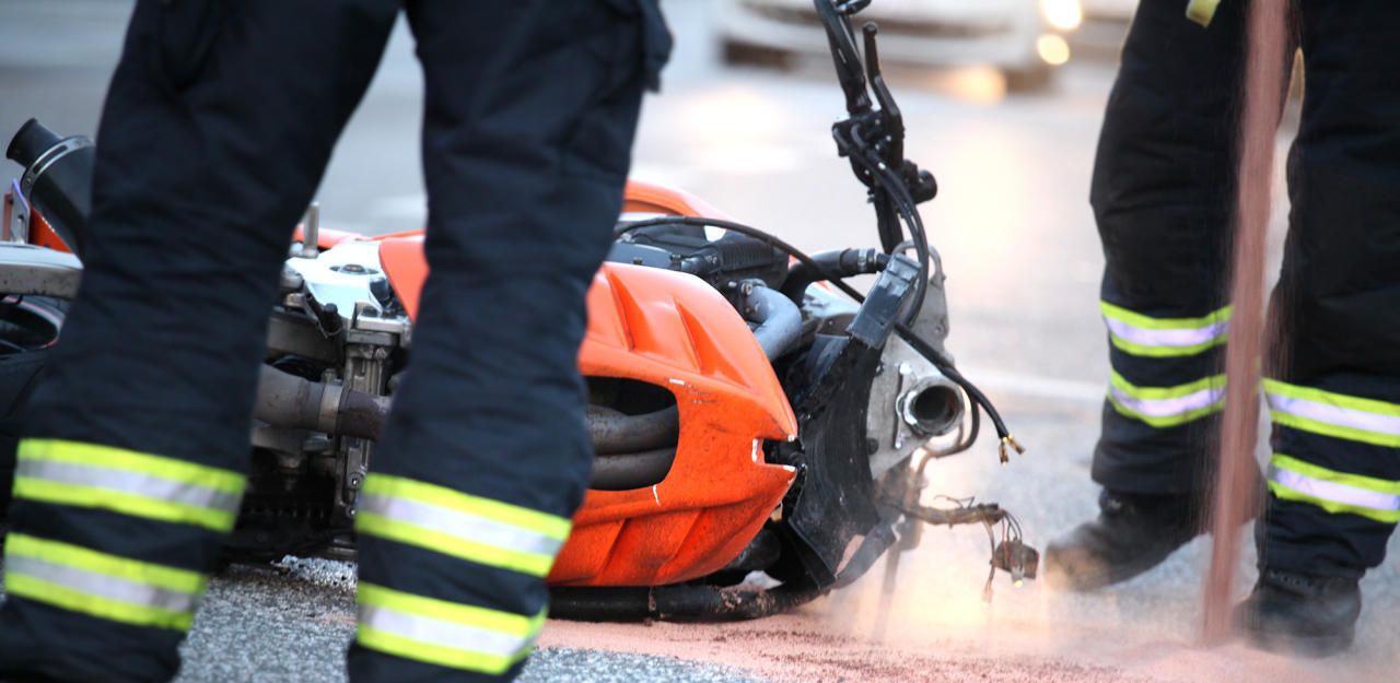 Der 21-jährige Motorradfahrer verstarb im Spital.