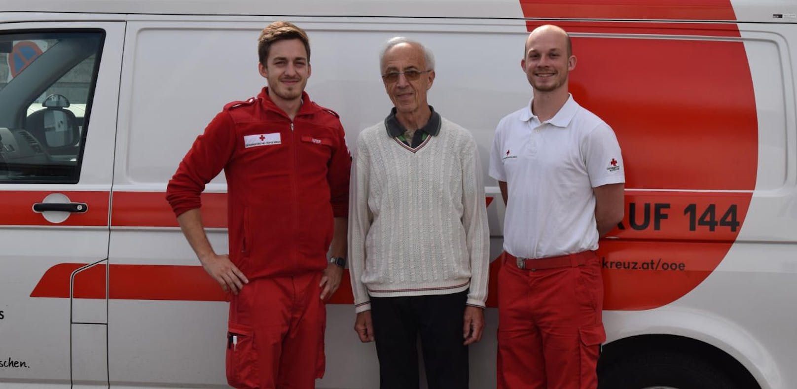 Wolfgang Krichbaumer bedankt sich bei den Rotkreuz-Sanitätern Florian Hofer (li.) und Benedikt Pilshofer aus Gallneukirchen für die schnelle Hilfe.