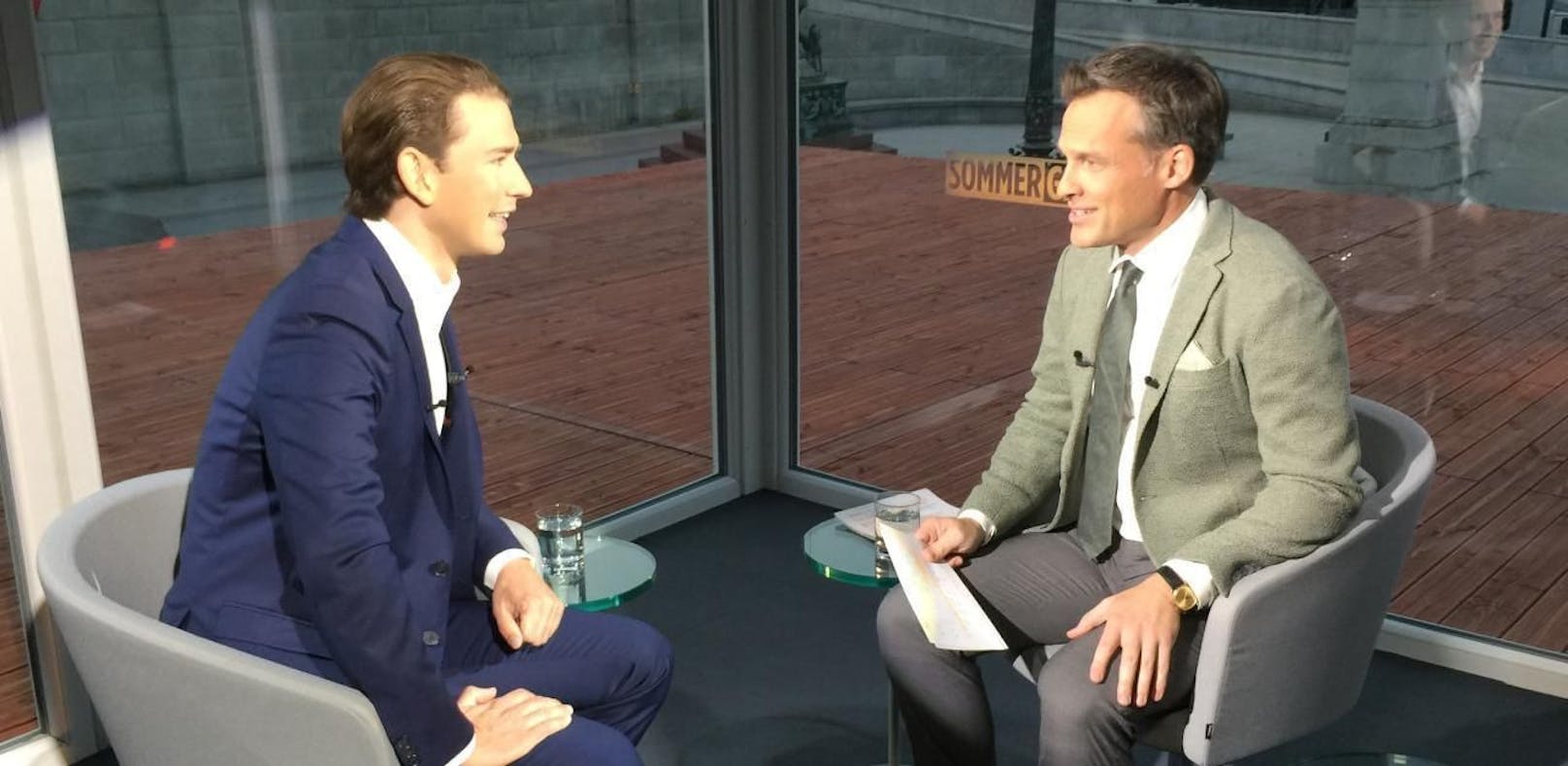 ÖVP-Chef Sebastian Kurz (l.) zu Gast bei Tarek Leitner im mobilen ORF-Studio vor dem Parlament.
