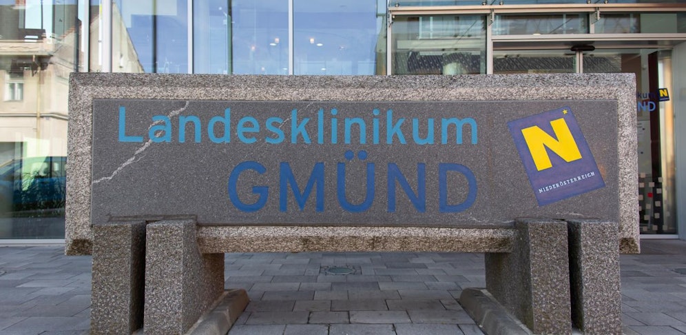 Der Buslenker landete mit gebrochener Kniescheibe im Gmünder Spital