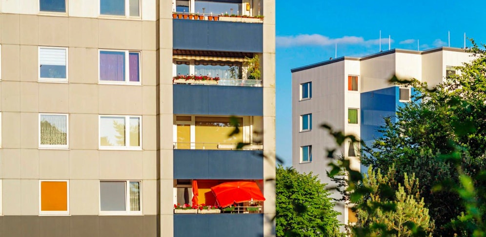 Der Mann saß beim Rauchen am Fenster und stürzte in die Tiefe