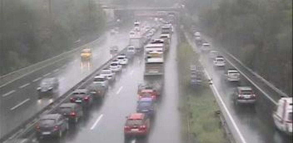Mega-Stau auf der A7 in Linz, weil der Bindermichl-Tunnel nach einem Unfall gesperrt ist.