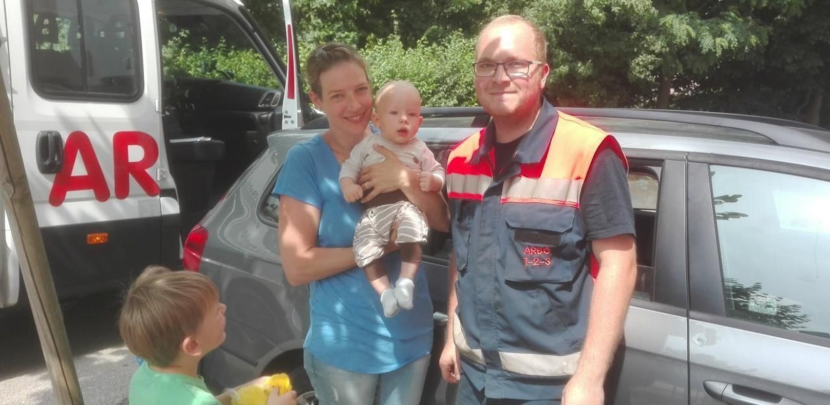 Eingesperrtes Baby bei 30 Grad aus Auto gerettet