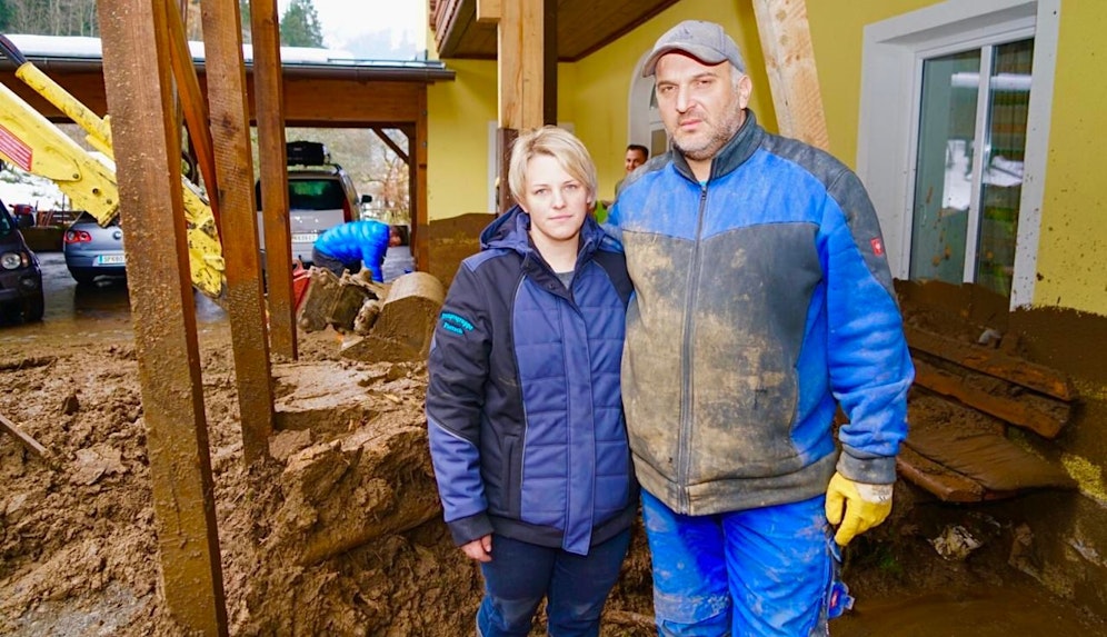 Schlamm und Feuer zerstörten Sabine und Josef Istenigs Haus. 