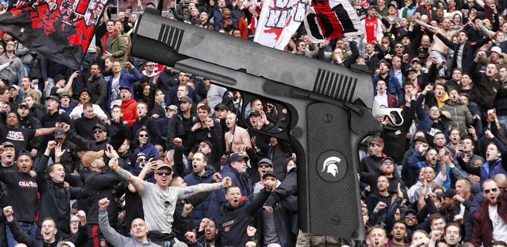 Bei einigen Ajax-Fans wurden Waffen im Gepäck gefunden