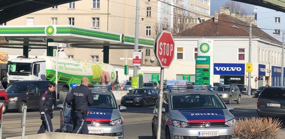 Zwei Polizisten führten den Verdächtigen ab. (Foto: Clemens Oistric)