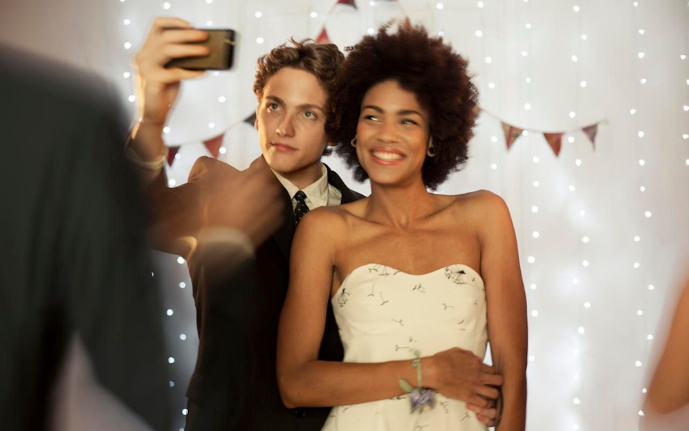 In ihrem Infoblatt schreibt eine amerikanische Kirche den Mädchen genaue Verhaltensregeln für den Schulball vor. 