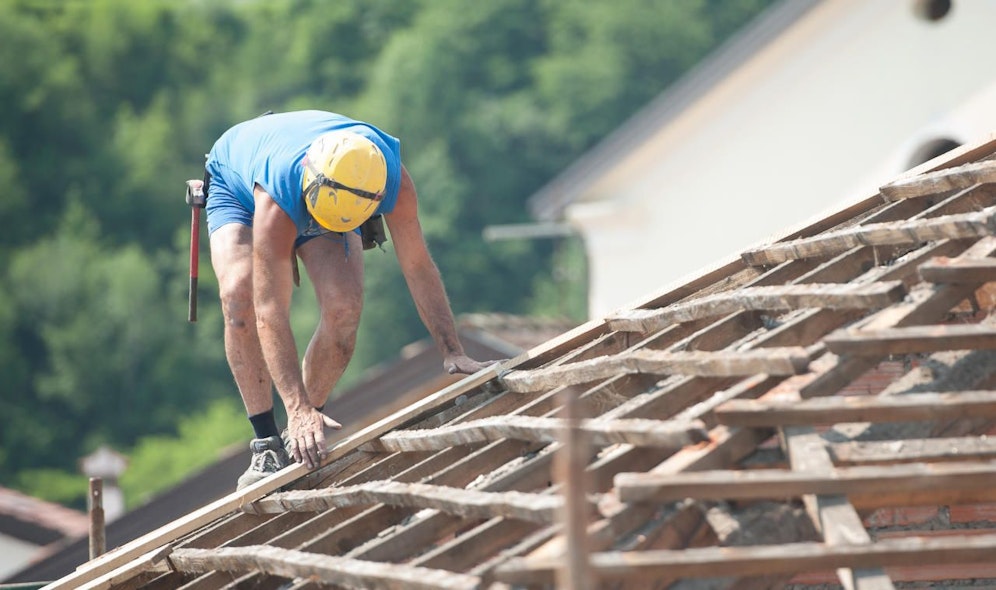 Der Mann stürzte vom Dach und erlag seinen Verletzungen