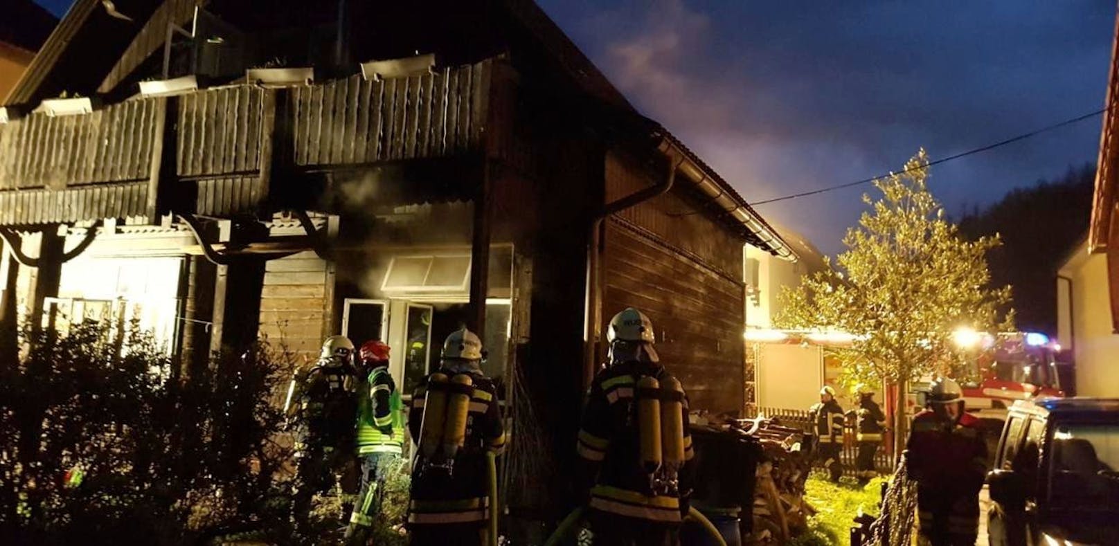 Wohnhaus stand in Brand, drei Feuerwehren mussten löschen.