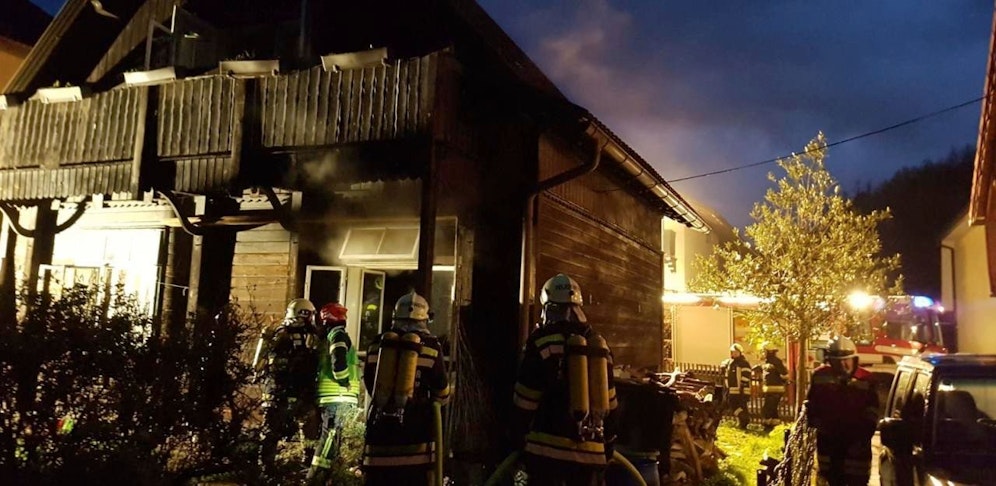 Wohnhaus stand in Brand, drei Feuerwehren mussten löschen.
