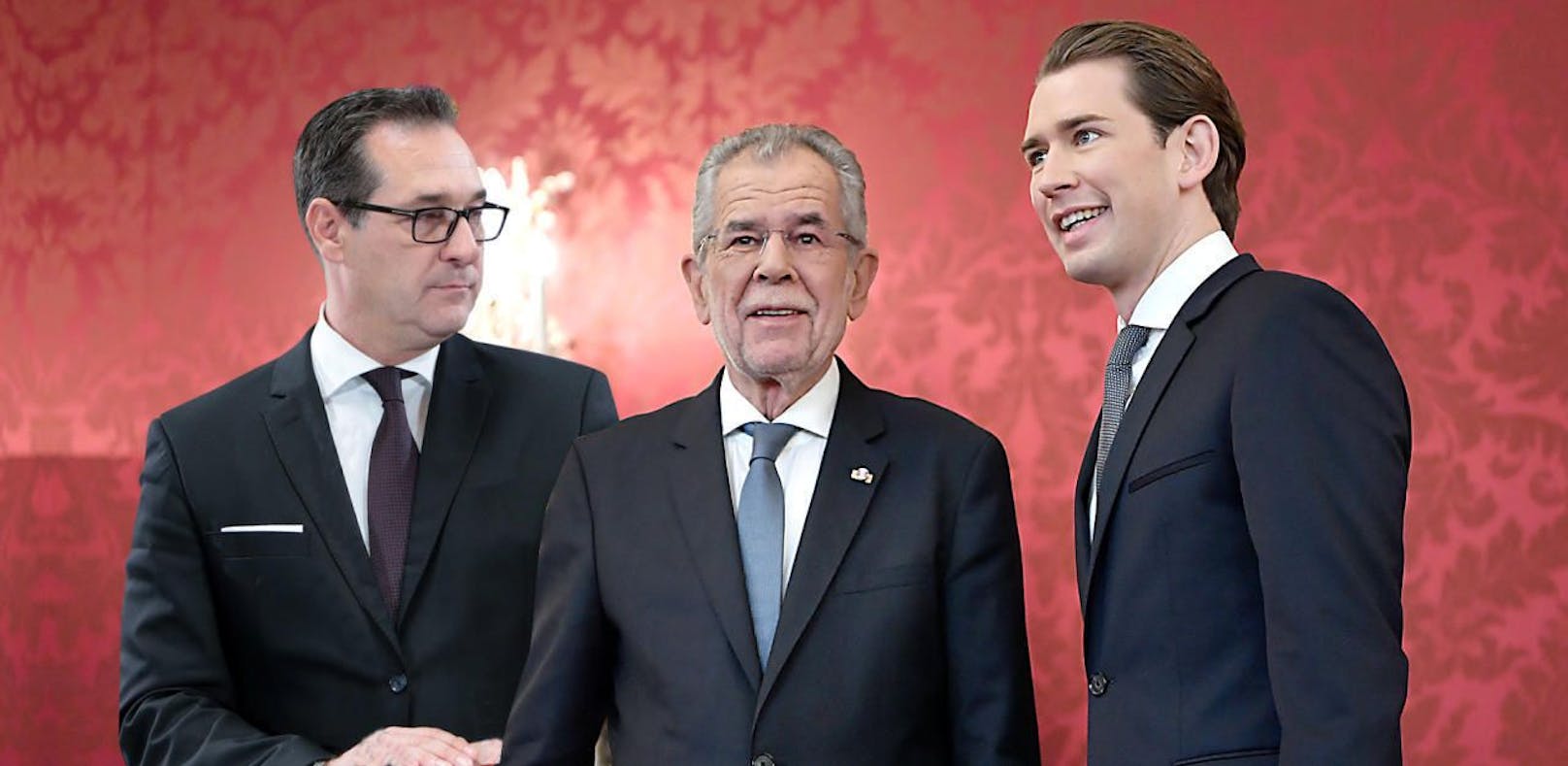 FPÖ-Chef Strache und ÖVP-Chef Kurz waren beim Bundespräsidenten Alexander Van der Bellen (M.) (Heute-Montage)