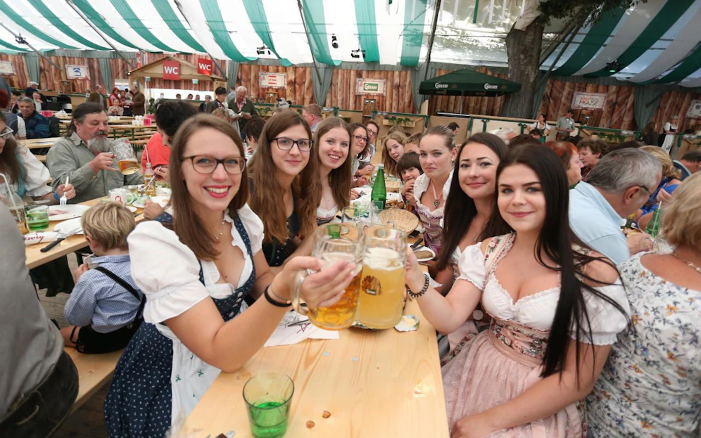 Promis eröffneten die Wiener Wiesn im Prater. 