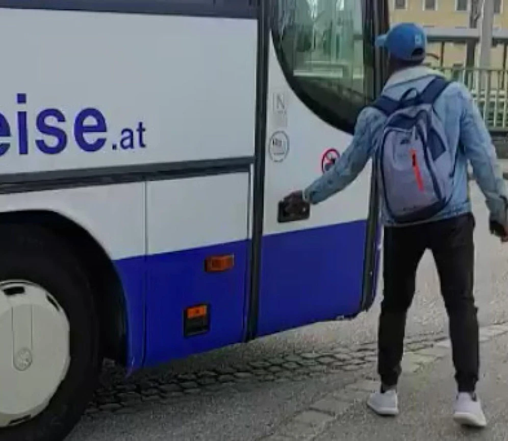 Gegen ein Welser Busunternehmen gibt es schwere Rassismus-Vorwürfe. Eine Mutter sagt, ihr Sohn werde wegen seiner Hautfarbe einfach nicht mitgenommen.