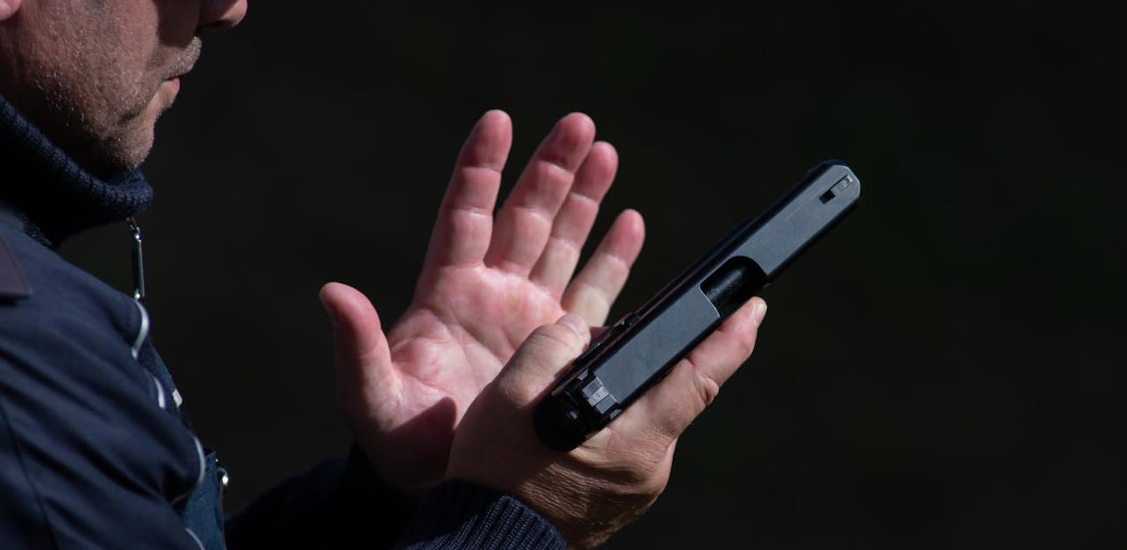 Ein Asyl-Abteilungsleiter sieht Glock-Waffen als &quot;Mittel&quot; gegen Asylwerber.