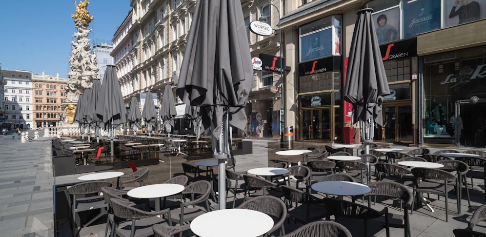 Wien, Graben: Gesperrte Gastgärten wegen Ausgangsbeschränkung gegen die Ausbreitung des Coronavirus. Vor allem die Gastronomie verzeichnet gewaltige EInbußen.