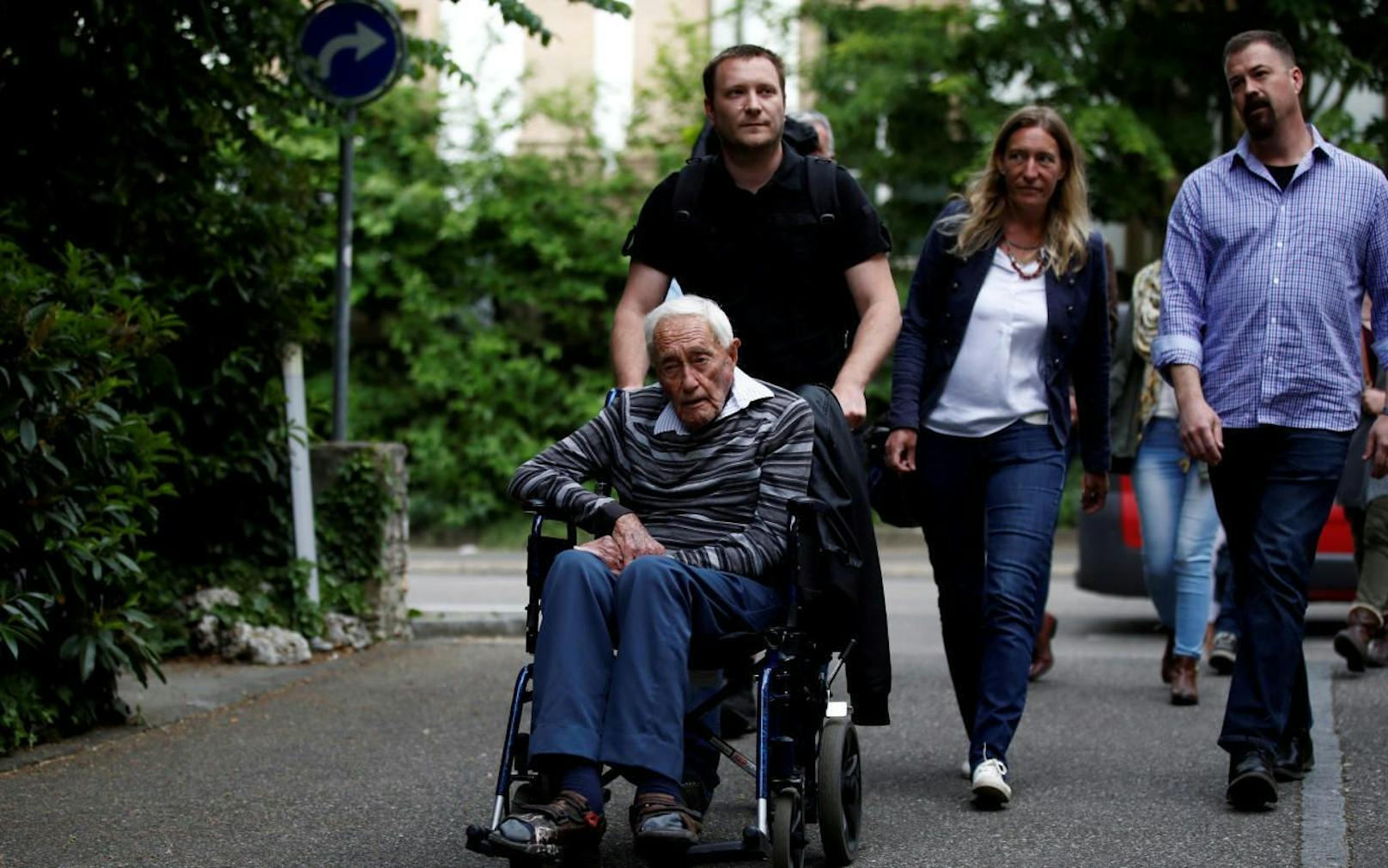 David Goodall, 104, mit seinen Enkeln in Basel, wo er am Donnerstag sterben will.