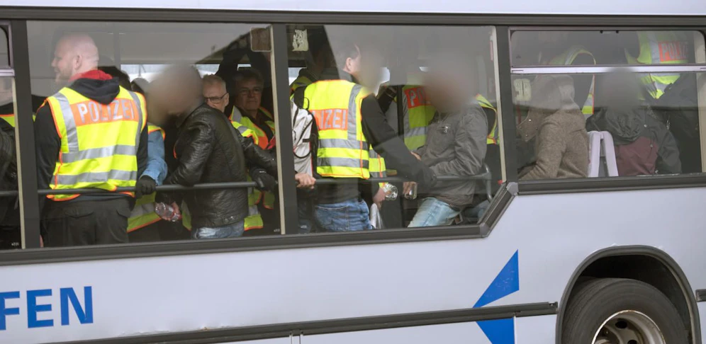 25 Personen wurden abgeschoben. (Symbol)