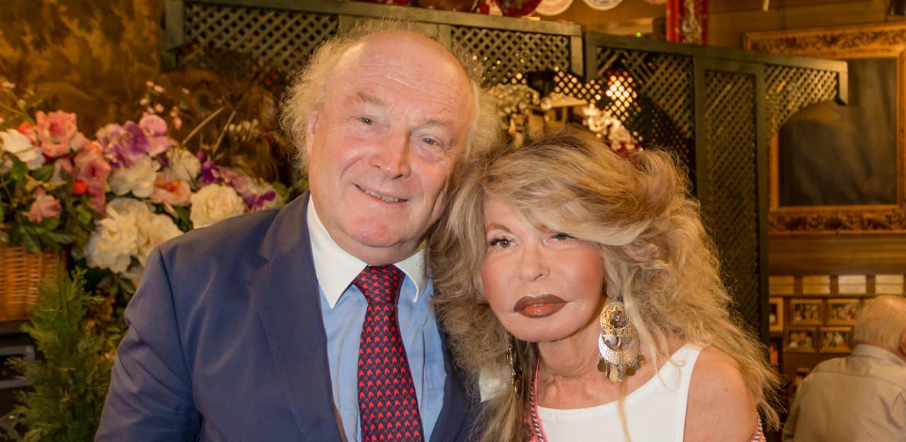 Ihr Mann Friedrich Schiller ist immer an ihrer Seite.