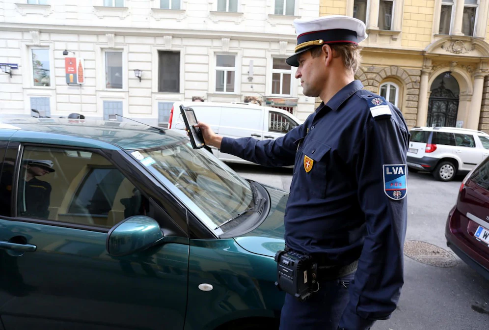 Kommt doch ein wienweites Parkpickerl? Nachdem sich Bürgermeister Ludwig (SP) eine Ausweitung auf "individuelle Zonen" vorstellen kann, will Vizebürgermeisterin Hebein (G) über eine "gemeinsame Lösung" sprechen. 