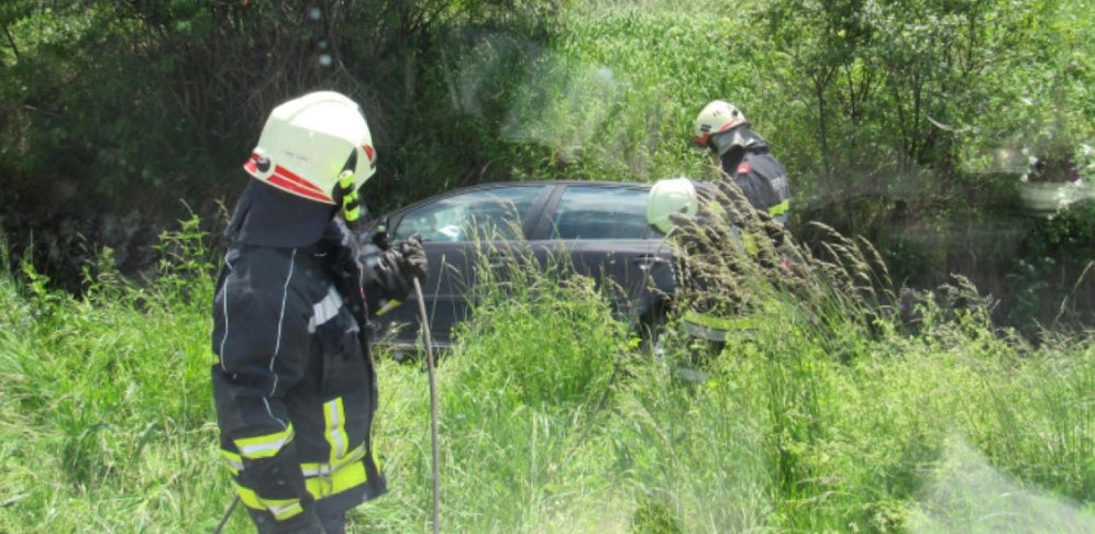 Pkw landete nach Crash im Graben. 