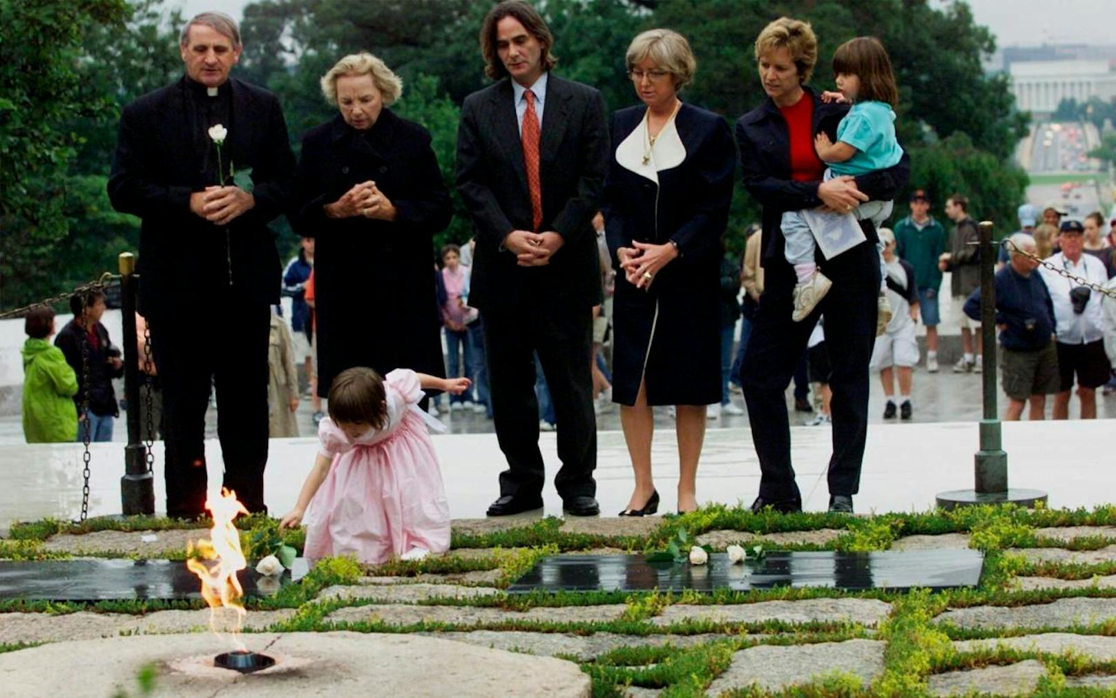 Saoirse Kennedy Hill (links als Kind) platziert eine weiße Rose auf der Grabstätte des US-Präsidenten John F. Kennedy