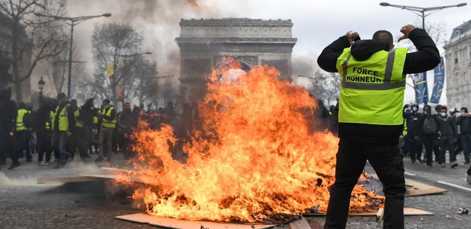 Die Champs Elysees brannten vergangenen Samstag.