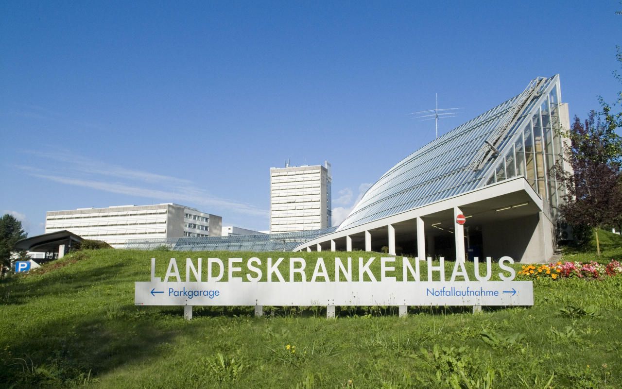 Der 31-Jährige Arbeiter wurde schwer verletzt in das Landeskrankenhaus Feldkirch gebracht