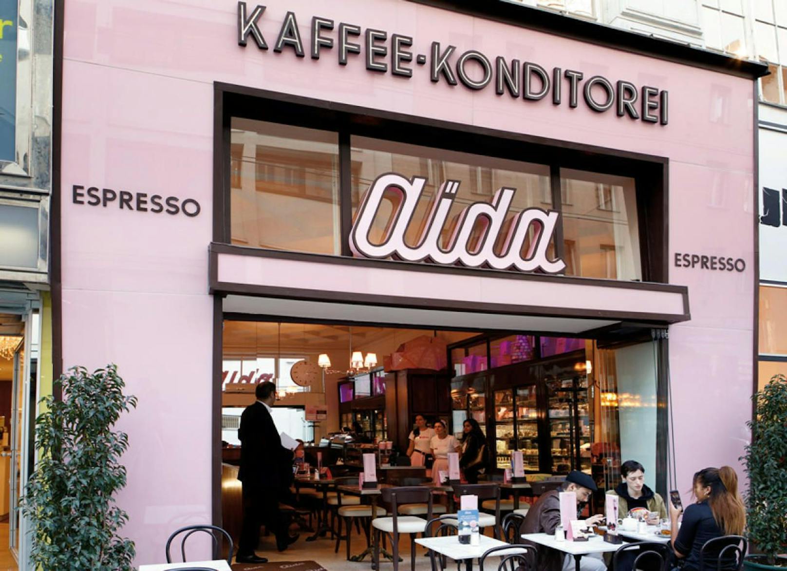 Die "Konditorei Aida" wurde 1913 gegründet. 1947 wurde sie in die "Café-Konditorei Aida" umbenannt. Damals importierte Felix Prousek, Sohn des Aida-Gründers Josef Prousek, die erste Espresso-Maschine Österreichs aus Italien nach Wien.