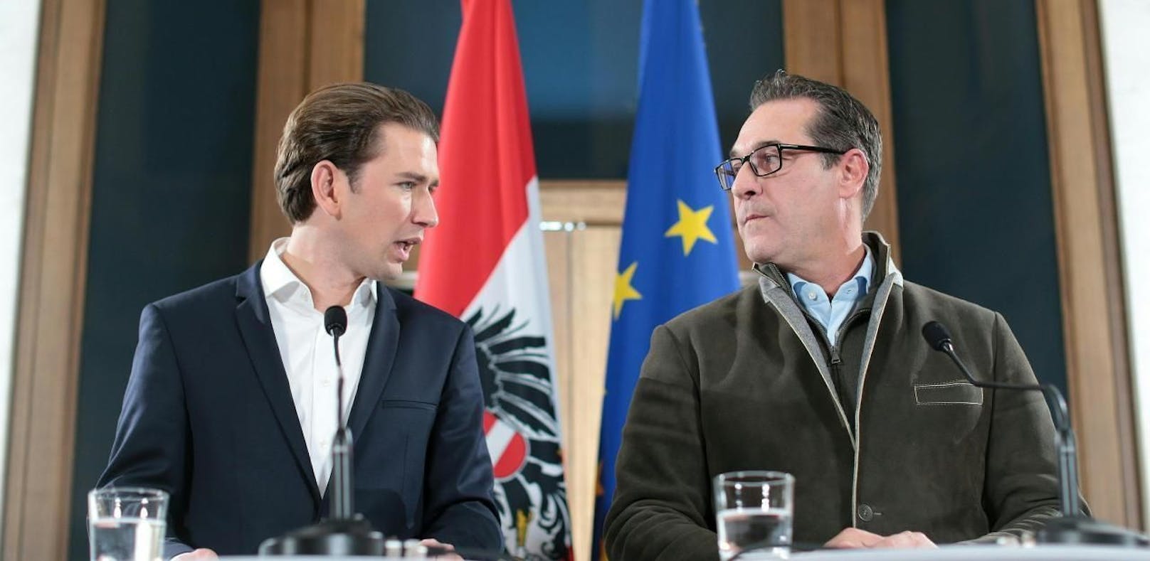 ÖVP-Chef Sebastian Kurz (l.) und FPÖ-Obmann Heinz-Christian Strache bei einer gemeinsamen Presseerklärung zum Stand der Koalitionsverhandlungen