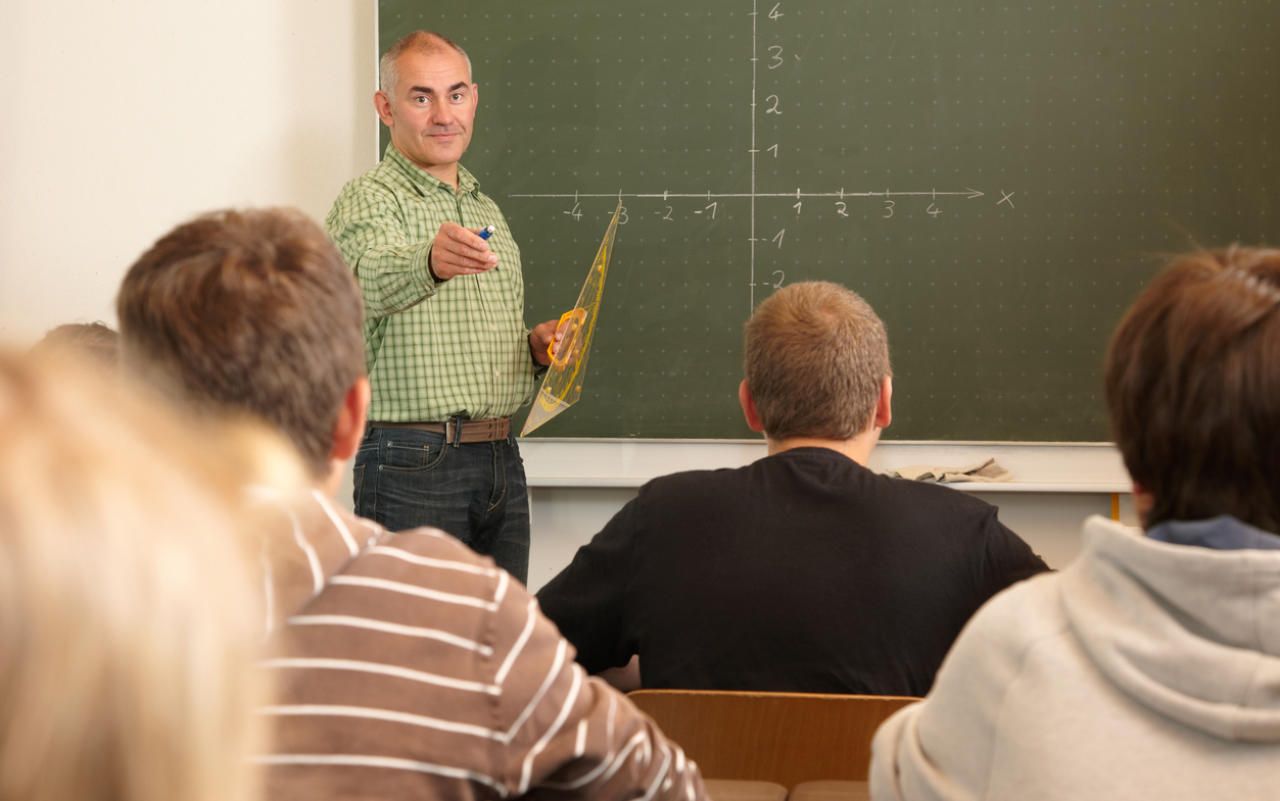 Wegen der kommenden Pensionierungswelle und der Abwanderung von Lehrkräften in die Bundesländer droht Wien ein Lehrermangel. (c) istock