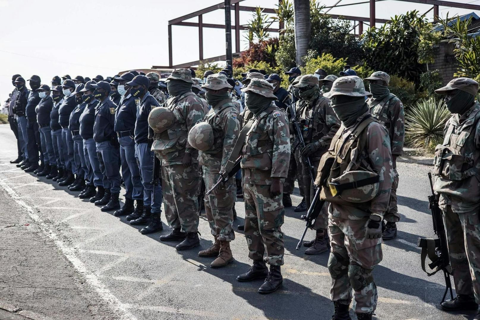Die Lage in den Provinzen KwaZulu-Natal sowie Gauteng sei nun "stabil", teilte die Regierung am Mittwoch mit.