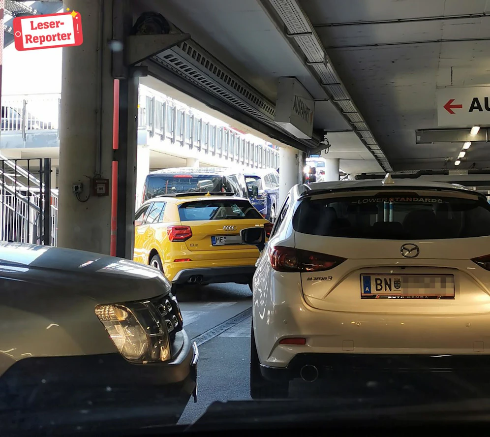 "Heute"-Leser Tomasz stand über eine Stunde im Stau - und zwar in der Parkgarage eines Möbelhauses. 
