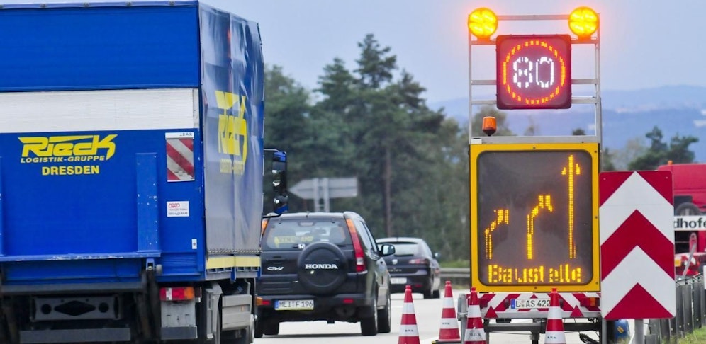 Die Fahrbahn auf der A4 wird saniert