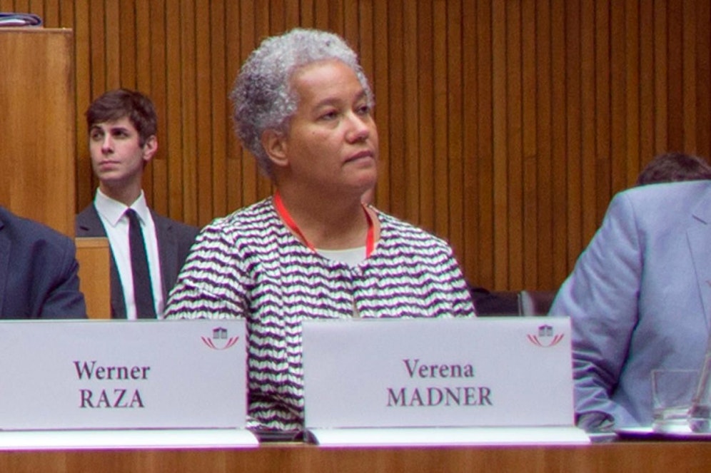 Vorsitzende des Umweltsenats Verena Madner am Mittwoch, 14. September 2016, vor Beginn einer Parlamentarische Enquete zum Thema "CETA und TTIP"