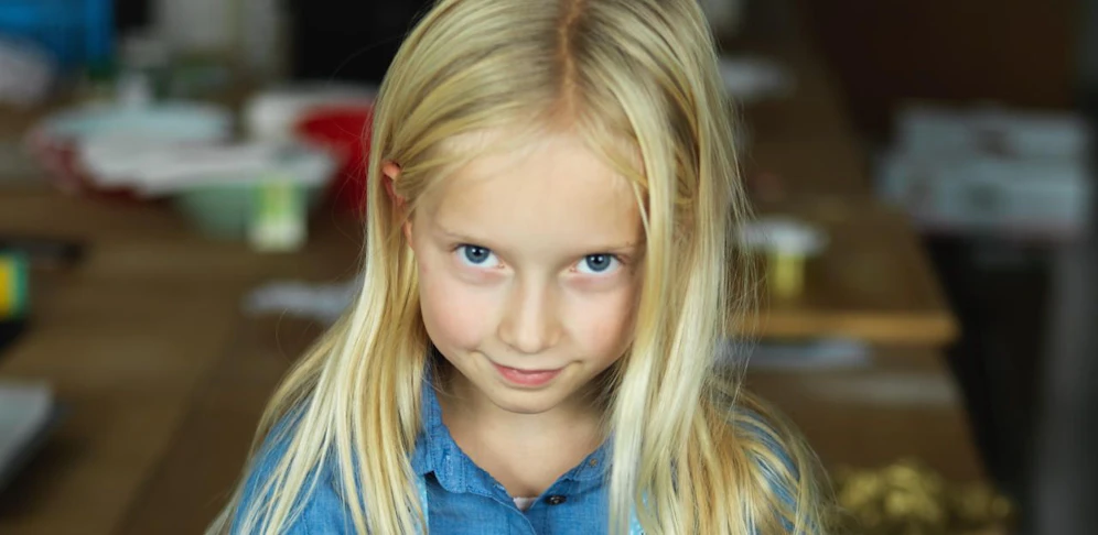 Emma darf eine Strophe von "Willst du einen Schneemann bauen?" trällern.
