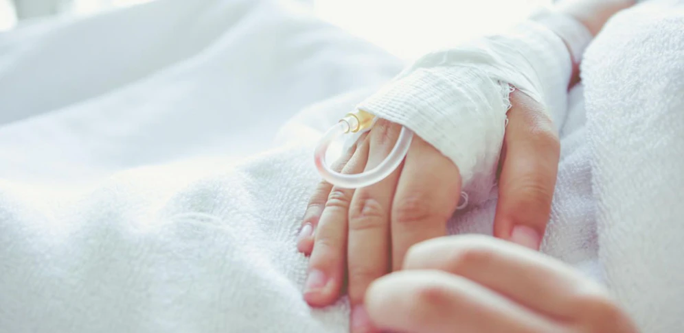 Das Kind wurde nach dem Sturz ins Krankenhaus gebracht.