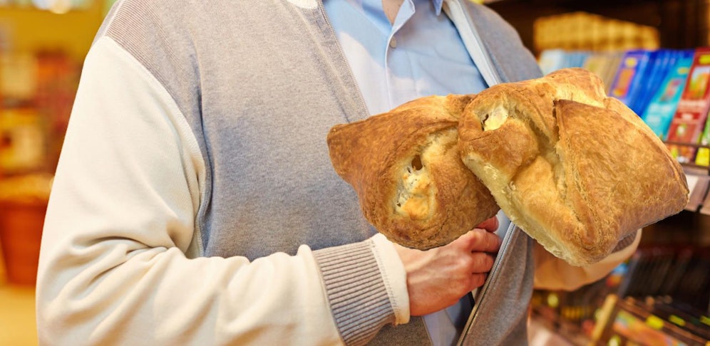 Dem Plundergebäck konnte der junge Mann nicht widerstehen.