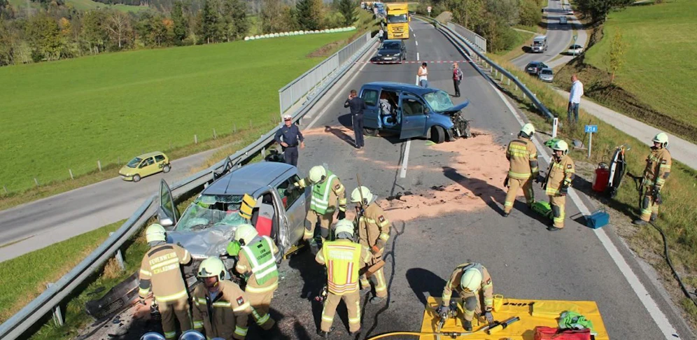 Die Autos krachten frontal zusammen.