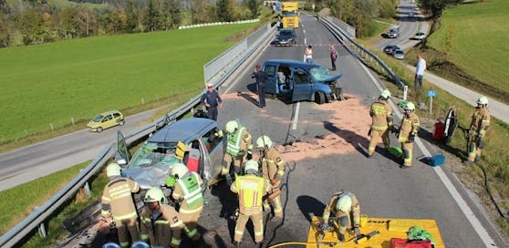 Die Autos krachten frontal zusammen.