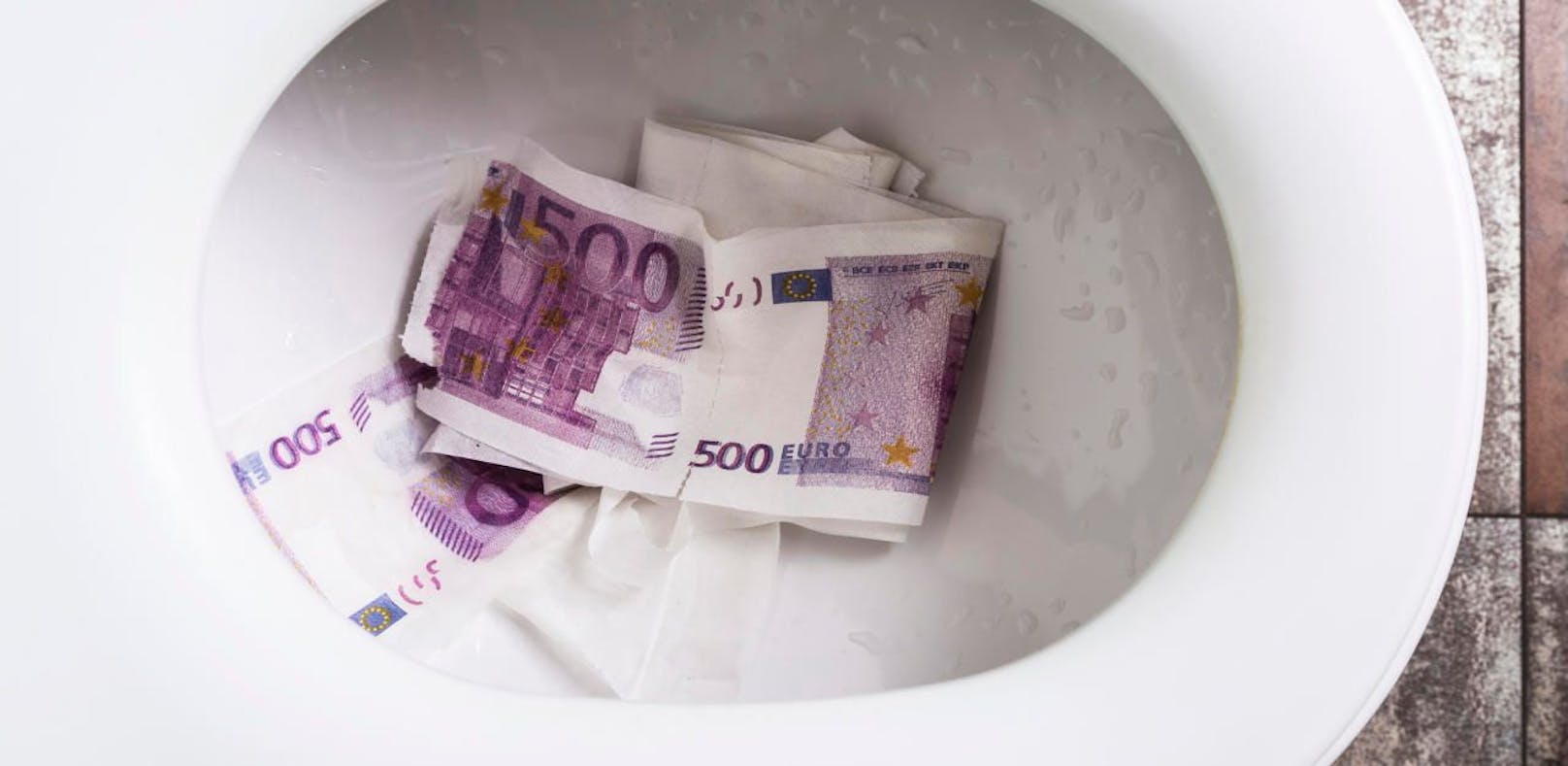 Mehrere zehntausend Euro in Toilette runtergespült