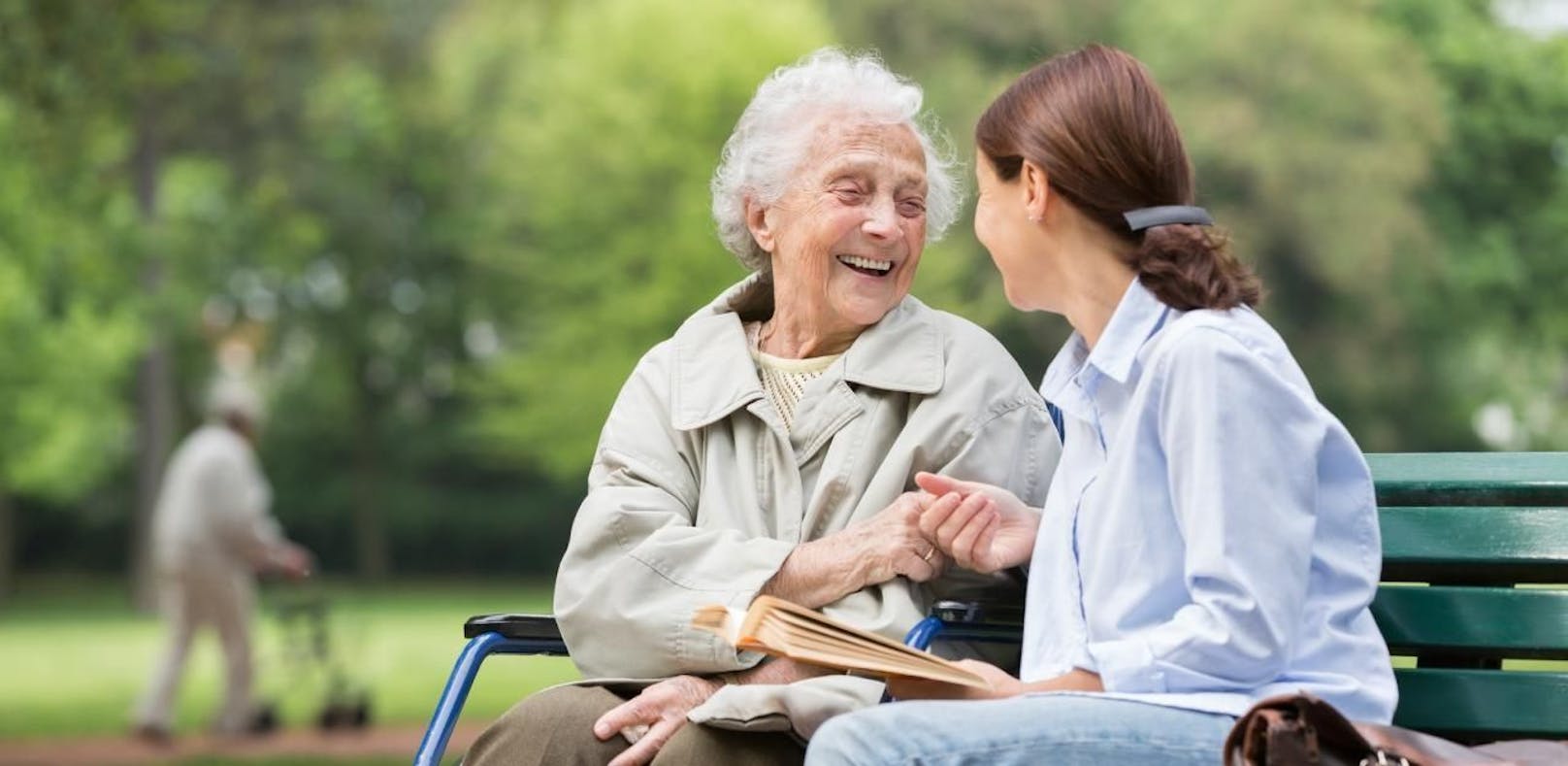 Symbolfoto einer Pflegerin mit Seniorin